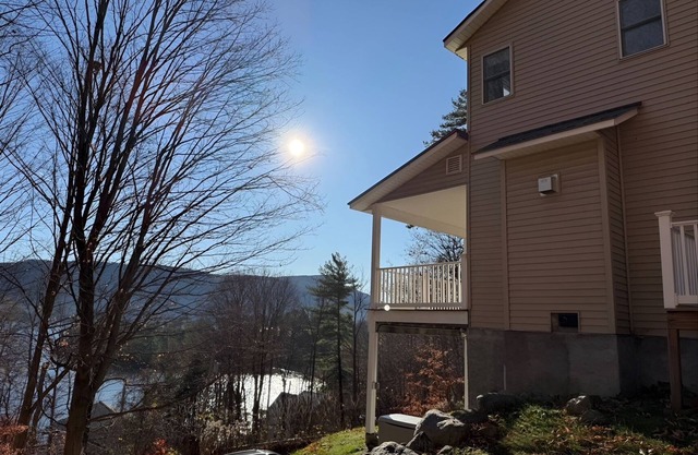 Vacation Home with 8 beds & fast WiFi with view of the Adirondacks & Lake George