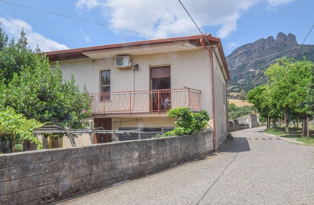 4 Zimmer Unterkunft in Ciminà