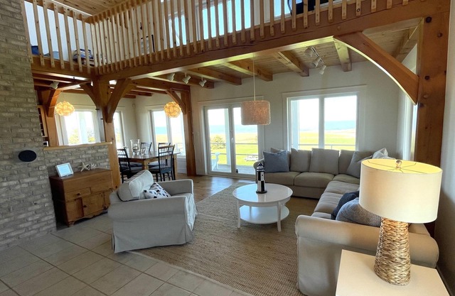 Vacation Home With Panoramic Ocean Views, Only a 3 Minute Drive From Beach