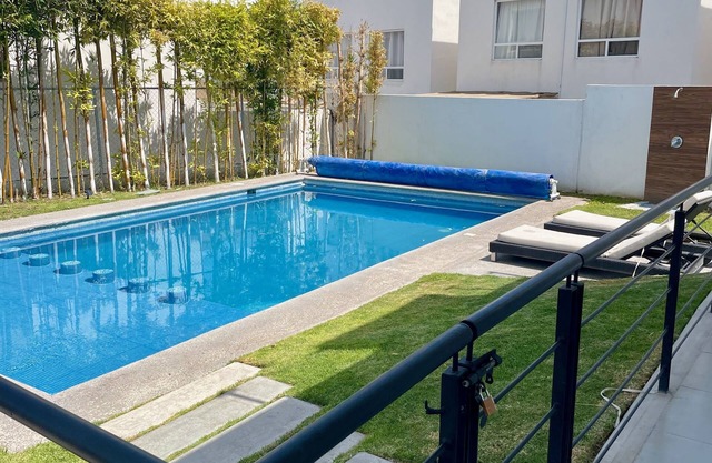 Vacation in a house equipped with heated pool, tranquility and total comfort.