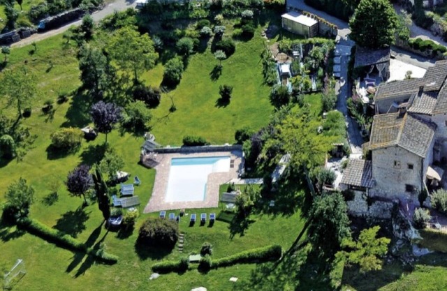 vacation rental of 5 apartments in 3 farmhouses - max. 20 pers. - community pool