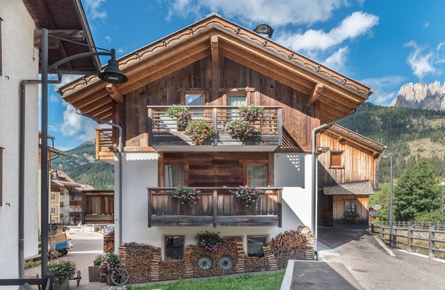 Ferienwohnung "Ciasa" mit Bergblick, WLAN & 2 Balkonen