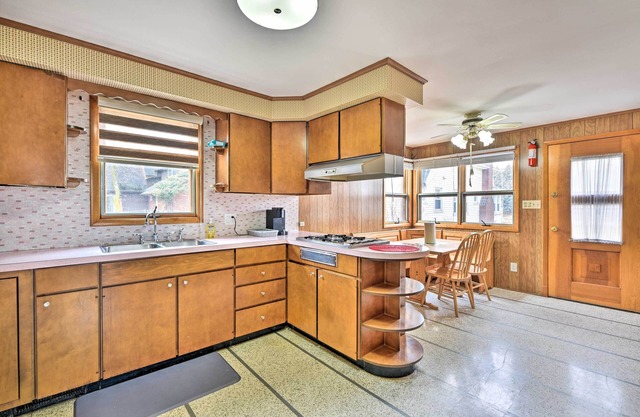 Vacation Rental ~ 8 Mi to KeyBank Center!