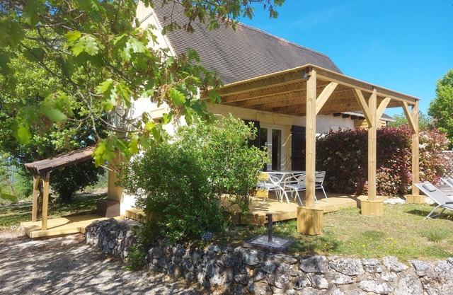 Ferienhäuser mit Pool, ganzjährig beheizt und überdacht in der Nähe von Sarlat