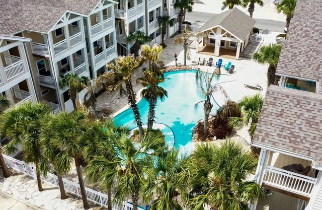 VACAY AT THE BEACH- SPACIOUS TOWNHOME SLEEPS 10