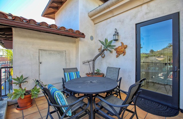 Valentina Suite 501 offers coastal mountain views, short walk to Pismo Pier