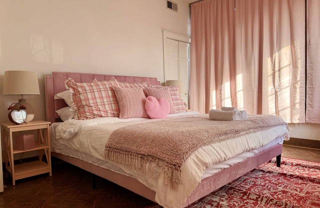 Valentine Suite / 1BD/1BA Apt in Holiday House