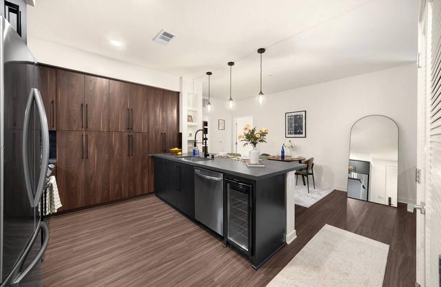 Valeria - Prime Luxury Apartment - 1BR King Bed/1BA w/Amenities