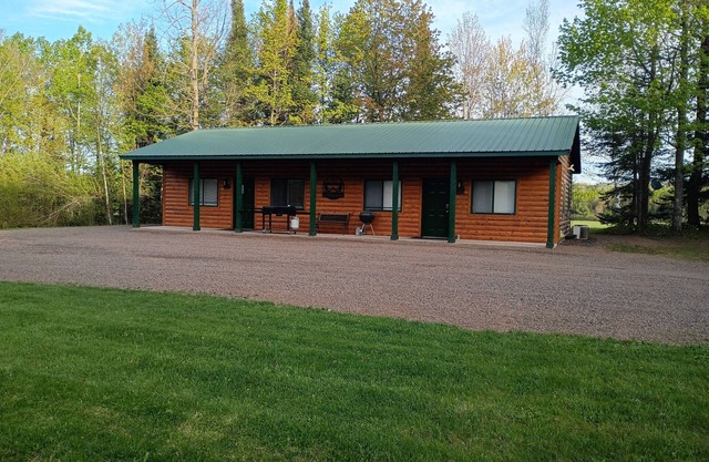 Valhalla View Cabin Both Sides Trail Side North of Washburn with WiFi AC
