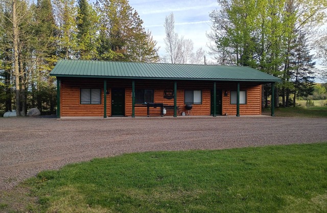Valhalla View Cabins Trail Side 2-bedroom North of Washburn with WiFi, AC