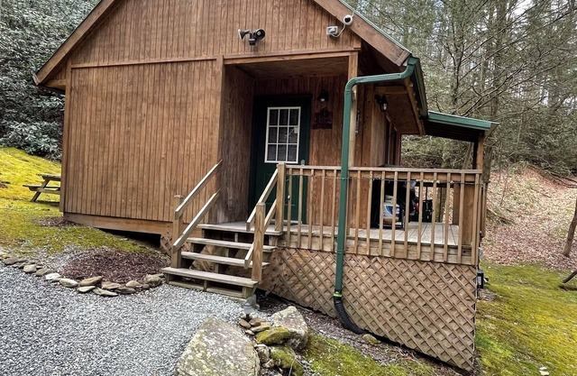 In der Unterkunft Valle Crucis Farm Cabin Rental können Sie wandern, angeln und rodeln.