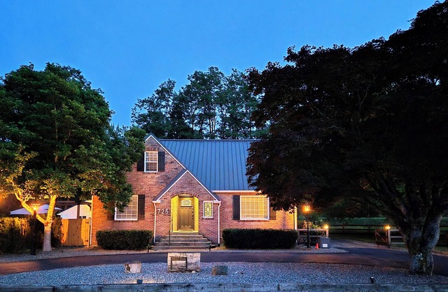 Valley Brickhouse - Hot Tub, Trails, EV Charger - 1 mile to Downtown