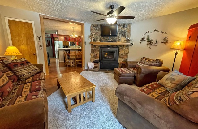Valley Condo 120 - Creekside - Wi-Fi - Hot Tub - Fireplace - Washer/Dryer - Play