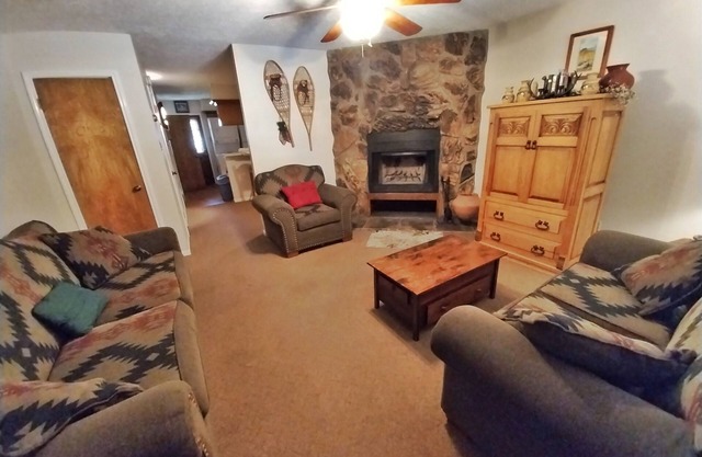Valley Condo 124 - Creekside - Wi-Fi - Hot Tub - Fireplace - Washer/Dryer - Gril