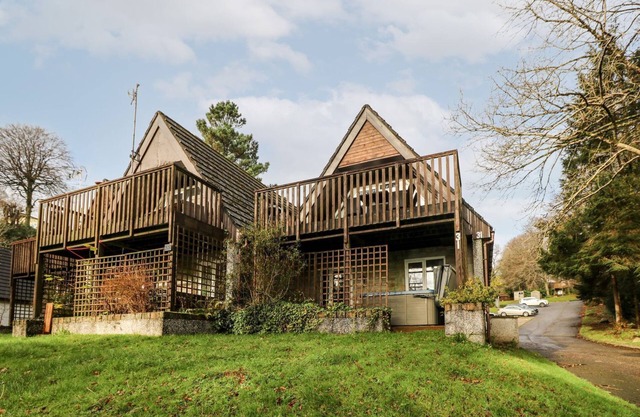 VALLEY LODGE 31, pet friendly, with pool in St Ann's Chapel, Cornwall