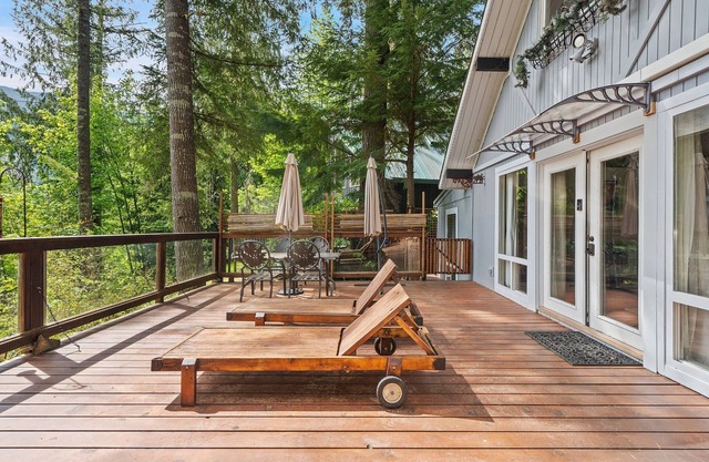 Valley View Cabin: Cozy 2BR Retreat Near Hiking & Skiing, No Pets Allowed