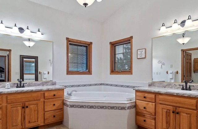 -Valley View Getaway-Indoor Jacuzzi-Fireplace