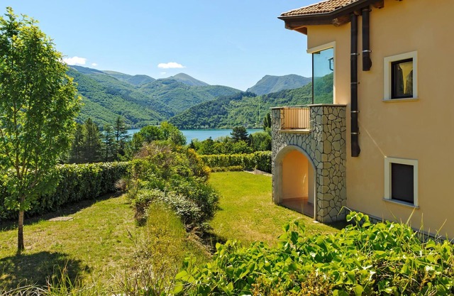 Ferienhaus mit Blick auf das Tal in Scanno mit Garten