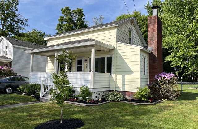 Valley View Lakehouse - Fully updated, dog friendly and beautiful lake view!