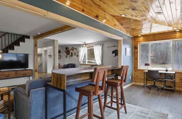 Valley View | Mins to Lake and Ski | Hot Tub
