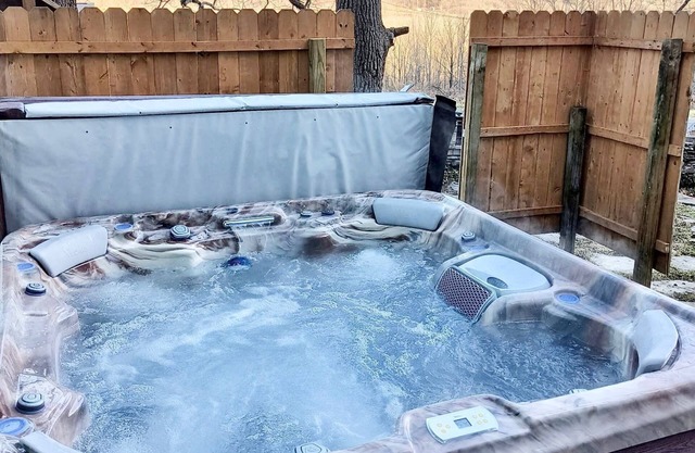 Valley View | Mins to Lake and Ski | Hot Tub