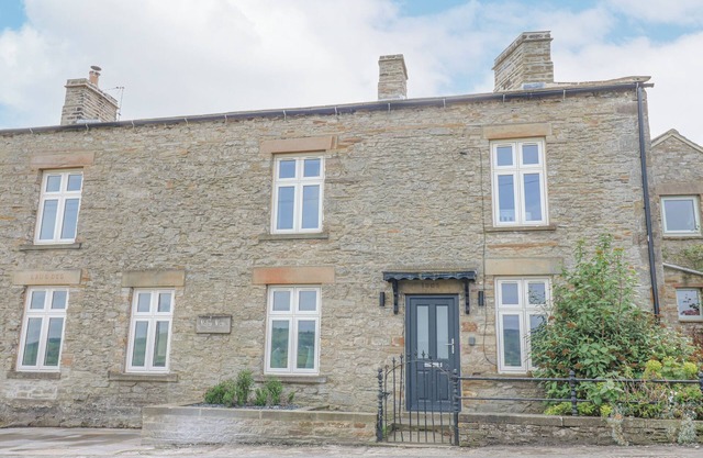 VALLEY VIEW, pet friendly, character holiday cottage in West Witton