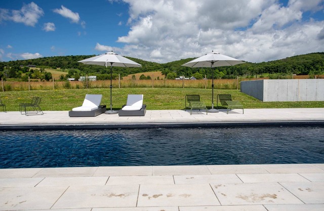 Valley View: Renovated Cottage, New Addon + Pool