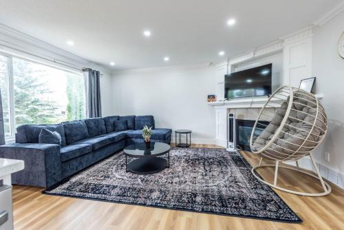 Valley Villa Spacious 5BD Getaway! Sleep 12, 1hr to Banff, 40 Mins Canmore, 5 mins to WinSport & Olympic park