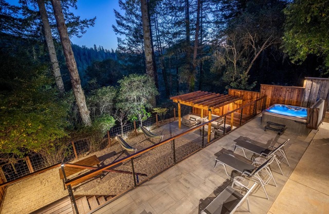 Valley Vista: Redwoods Retreat w/ Hot Tub, Deck & Views