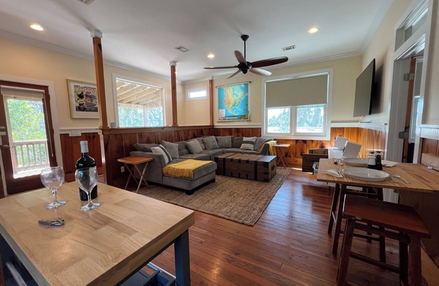 Bring the Kayaks 2-bedroom, One Bath on Marsh in Valona Near Sapelo Island