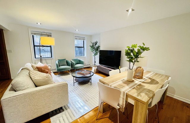 VAN VORST HOUSE - 2 BR Apt. Minutes to NYC