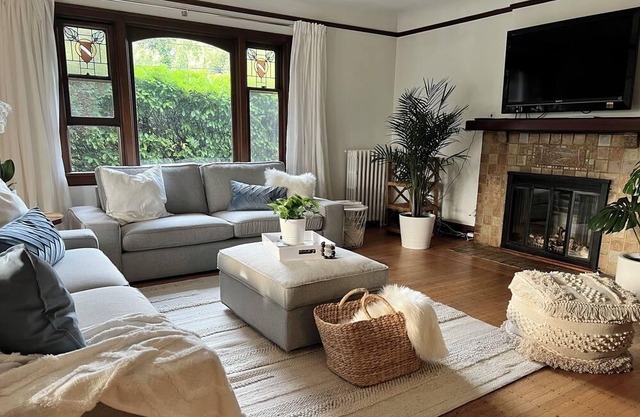 Vancouver 1930's Heritage Home with all the Modern Comforts