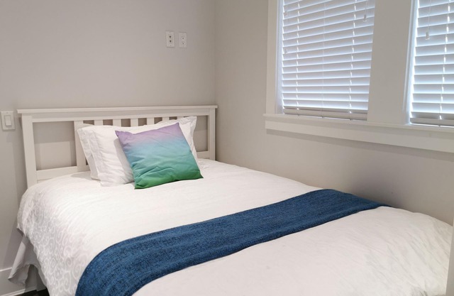 Vancouver West Cozy Retreat by Host Launch
