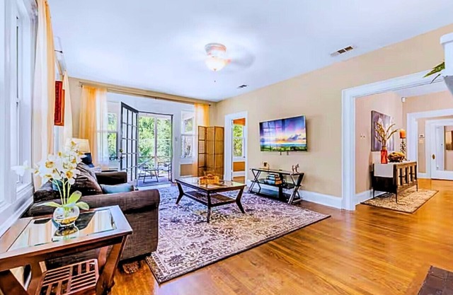 Vandelia Retreat – Walk to Oak Lawn Shops & Dining