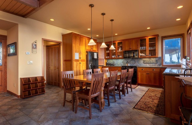 Vanishing Sands, Sleeps 4, Pet Friendly, Hot Tub, Oceanfront, Beach Access, WiFi, BBQ