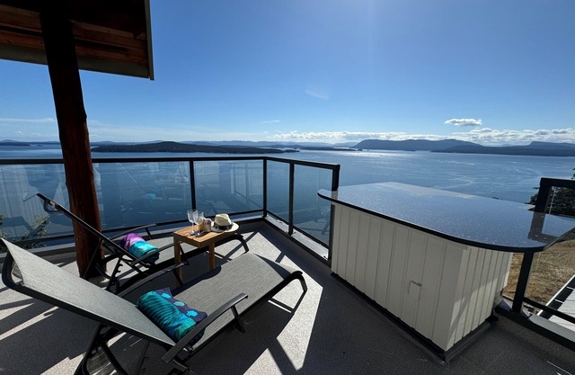 Vantage Suites- Ocean Front with private Hot tub
