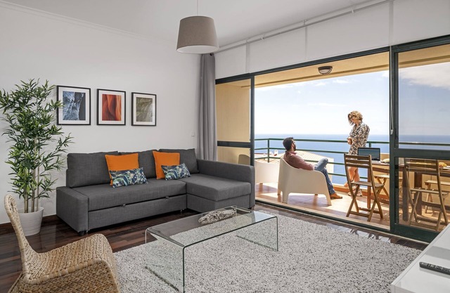 Garajau II, mit großem Balkon und Meerblick.