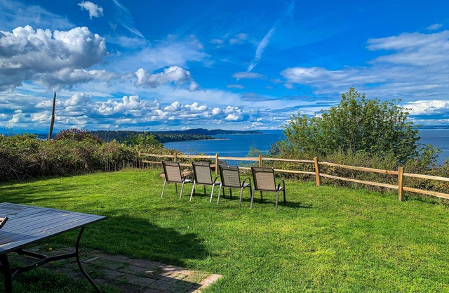 Vashon Island Home with Breathtaking views, central A/C, Gas grill, & WIFI