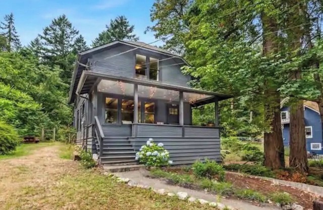 Vashon view home, pets ok, 5 min walk beach/coffee