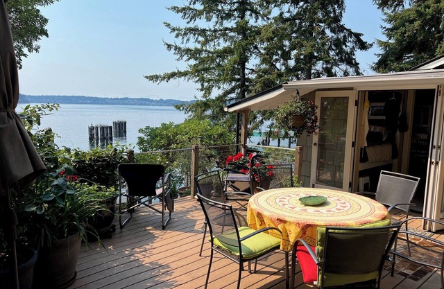 Vashon Waterfront: Großartige Aussicht auf Wald und Meer - Gemütliches, sonniges Cottage am Meer