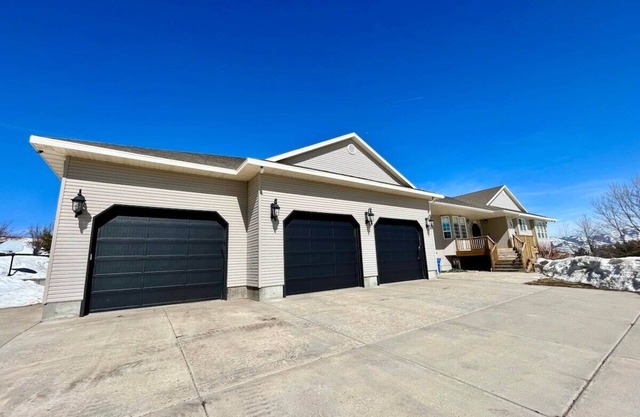 Vast Family Home- VIEWS, pool table, private!