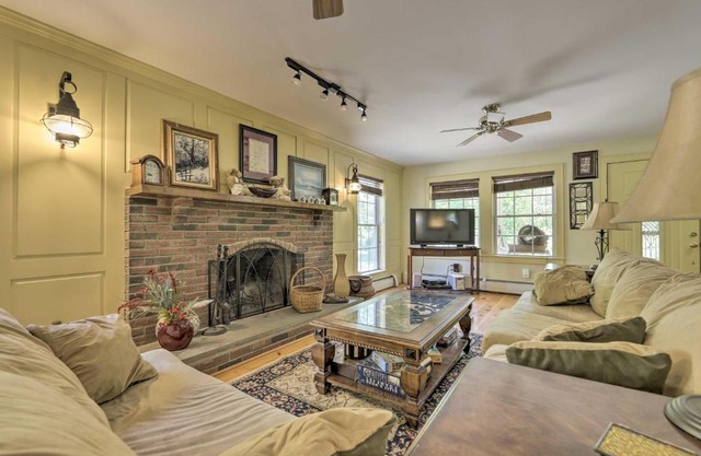 Vast Vintage-Style Home, half Mi to State Park