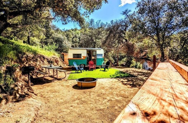 VCT#1 The Real Teal - Vintage Camper -Glamping W/Lake Views