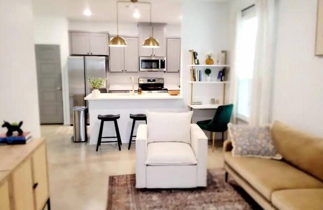 Velvet Sky, Elegant Cozy Home Near 3 Hospitals