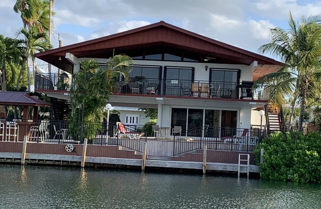 Venetian Tropics wöchentliches Pvt-Haus mit beheiztem Pool, 2 oder 3 Schlafzimmer / 70 Fuß Dock mit Kanal
