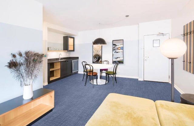 Venice Beach Style | 3 Suites w/Balcony | Kitchen | Rooftop | Free Breakfast