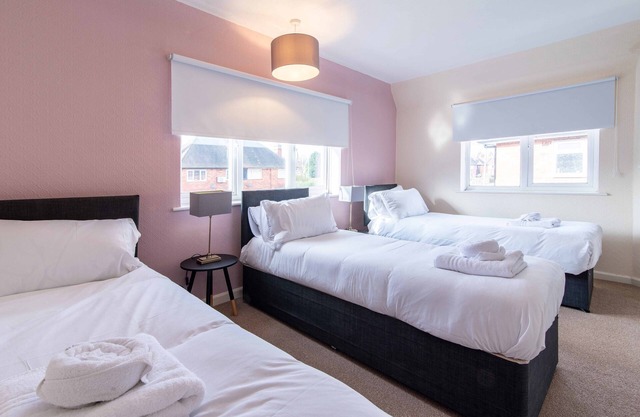 Ventnor Rise - Modern 3BR House, Parking, Free Wifi