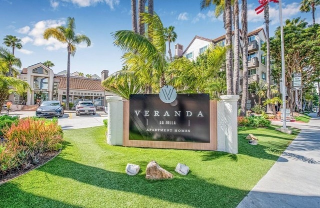 Veranda La Jolla – Luxe 1BRs near UCSD with spa, pool, and EV charging.