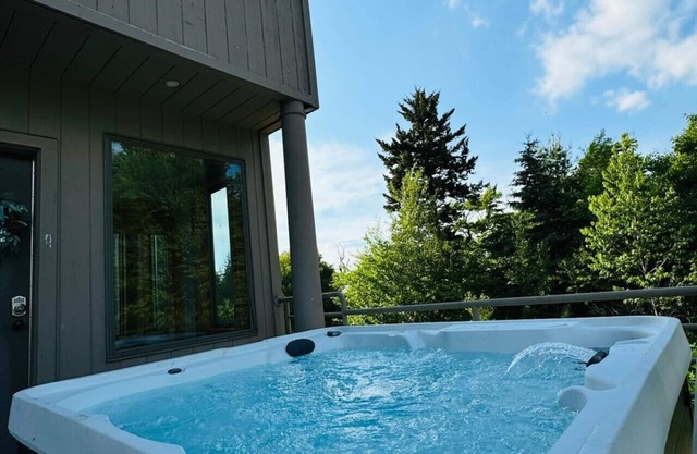 Vermont's Mountain Villa: Hot tub, Ski views, Pet+