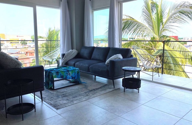 Versalles Fab New Modern Spacious Condo, Veiws, Walk to the Beach, Rooftop Pool